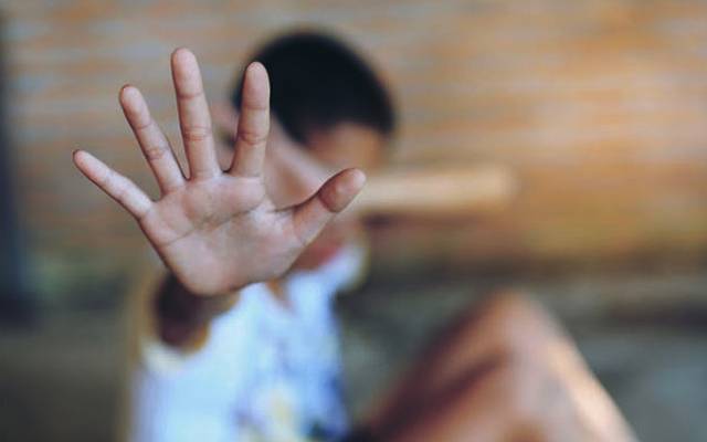  12 سالہ بچے سے بدفعلی, برہنہ ویڈیو بنا کر لاکھوں روپے بٹور لیے