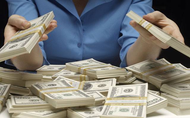 piles of us dollars of 10 richest men