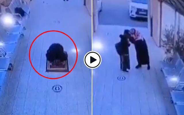 سکول کھلنے کی خوشی میں گیٹ پر بچے کا سجدہ شکر، خوبصورت ویڈیو وائرل