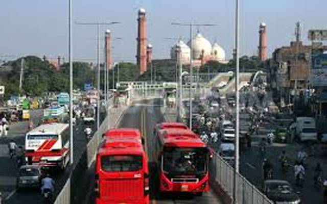 میٹرو بس پر پتھراؤ، دو بسوں کے شیشے ٹوٹ گئے 