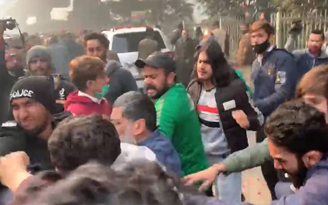 Fight outside in Lahore Court