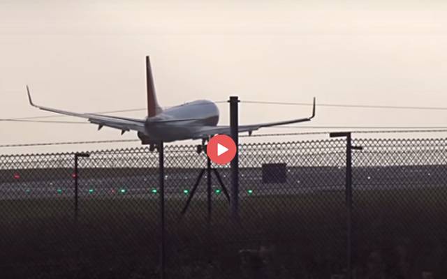 مانچسٹر ایئرپورٹ پر طیارے کی خطرناک لینڈنگ، دل دہلا دینے ویڈیو 