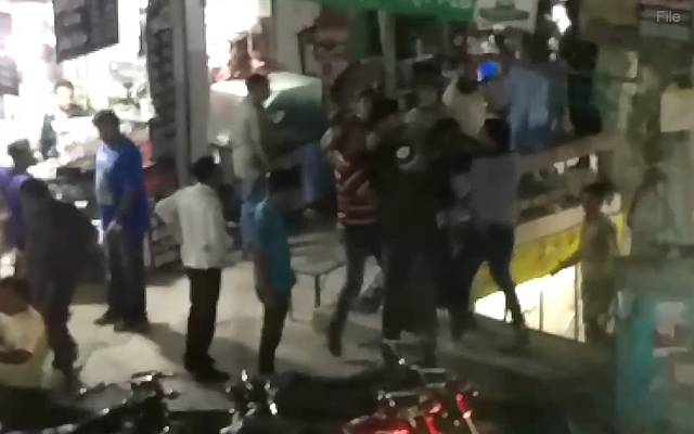  لاتوں,گھونسوں کی بارش ;طلبا کا اپنے کالج فیلو پر تشدد