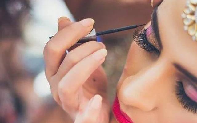 دلہن کو بے عزت، میک اپ ادھورا چھوڑنا بیوٹی پارلر کو مہنگا پڑگیا