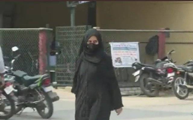 lone hijabi girl faced dozens of boys
