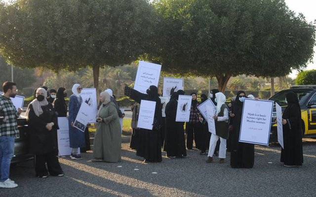 kuwaiti women outside indian embassy on hijab row