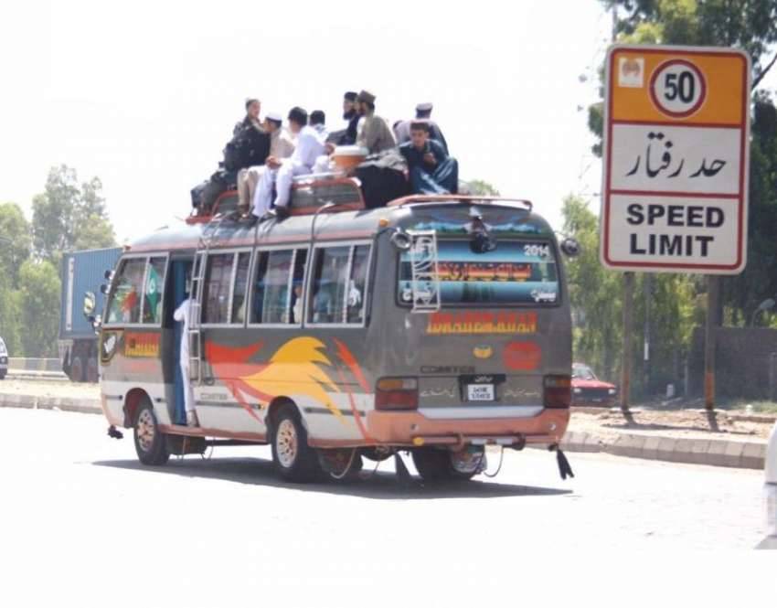  ٹریفک قوانین کی خلاف ورزی, منی بس چھت پر سواریاں بیٹھا کر سفر کرتی رہی