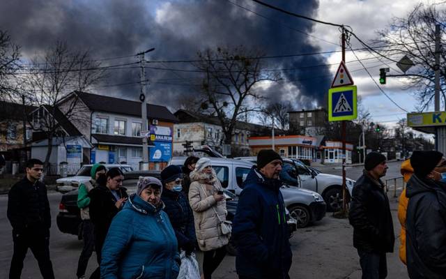 ukranian people stranded in war torn streets