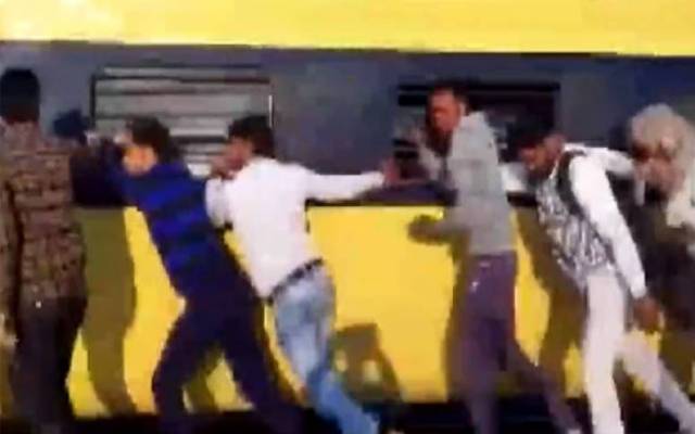 Passengers pushing the train,video viral on social media