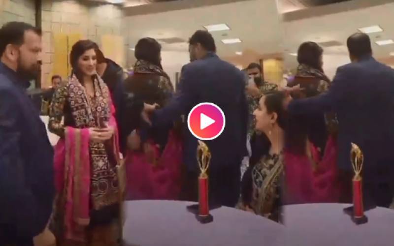  دوران سیلفی مہوش حیات کی کمر پر ہاتھ رکھنے کی کوشش، اداکارہ کا ردعمل سامنے آگیا