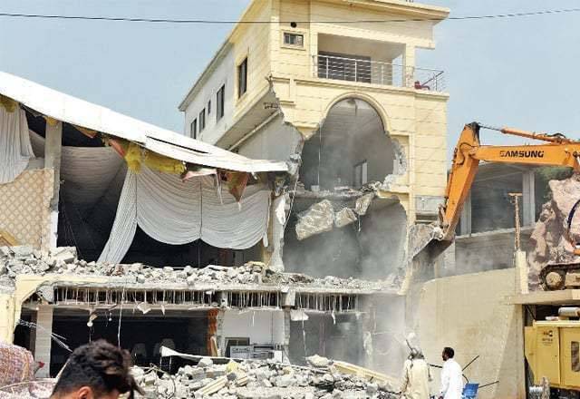 لاہور کے اہم علاقوں میں آپریشن،متعدد عمارتیں سیل اور مسمار کردی گئیں
