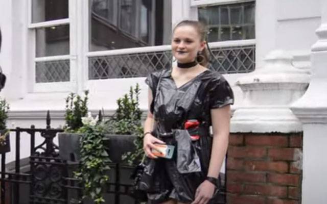 برطانوی لڑکی کا انوکھا تجربہ،شاپنگ بیگز سے تیارکردہ لباس زیب تن کرکے فیشن شو میں انٹری