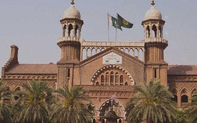 عدالت میں بیٹے نے باپ کےپاؤں پکڑ لئے، ماں کیساتھ جانے سے انکار