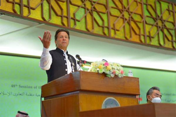 موبائل فون فحاشی کا ذریعہ، طلاقیں بڑھ رہی ہیں۔ عمران خان