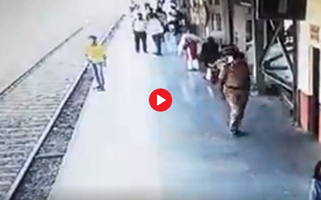 نوجوان نے ٹرین کے آگے چھلانگ لگا دی، دل دہلا دینے والی ویڈیو وائرل  