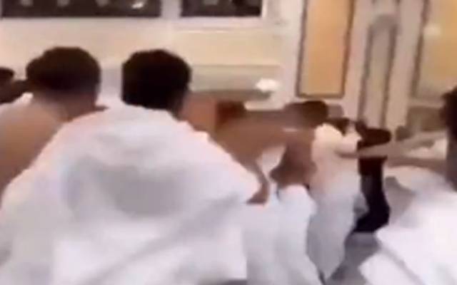 مسجد الحرام میں دو عمرہ زائرین گھتم گتھا ،ویڈیووائرل