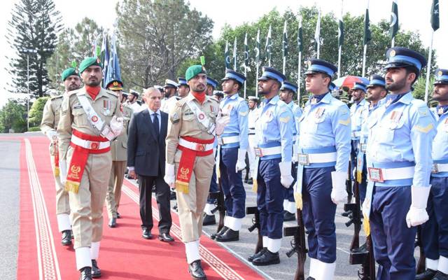 وزیراعظم شہباز شریف کے اعزاز میں پروقار تقریب، گارڈ آف آنر پیش