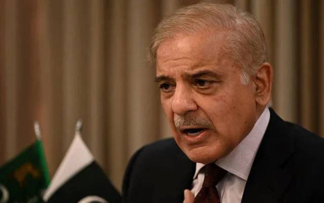 وزیرِ اعظم شہباز شریف قالین بچھانےپر انتظامیہ پر برہم ہوگئے