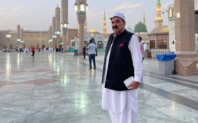 شیخ رشید نے روضہ رسولﷺ پر حاضری کی تصویر شیئر کردی