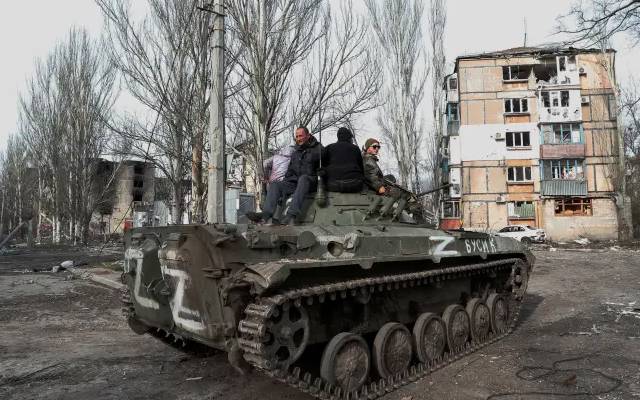 russian tank patroling in mariupol