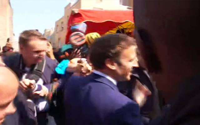 فرانس کے نومنتخب صدر کوپہلے دورے میں ٹماٹرپڑگئے