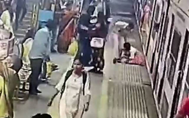 India,three girls jumped from the train,video viral