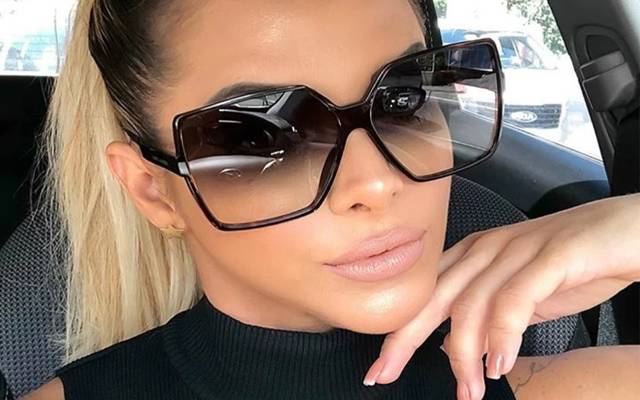 model wearing sun glasses