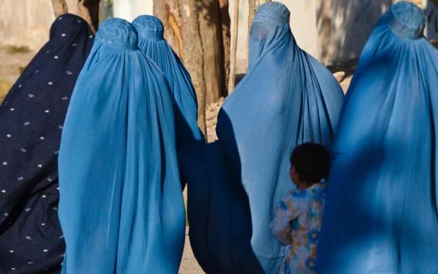 خواتین کو مکمل برقع پہننے کاحکم دے دیا گیا