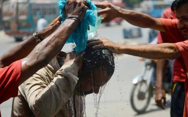 شدید گرمی سے تنگ پاکستانیوں کو عالمی ماہرِ موسمیات نے بڑی خوشخبری سنادی