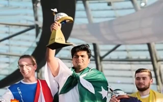 Paper aeroplane,Pakistani young man,world record