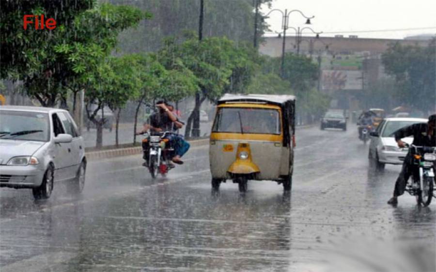 Rain hits Lahore
