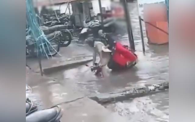 India,couple,fall,into water,holl