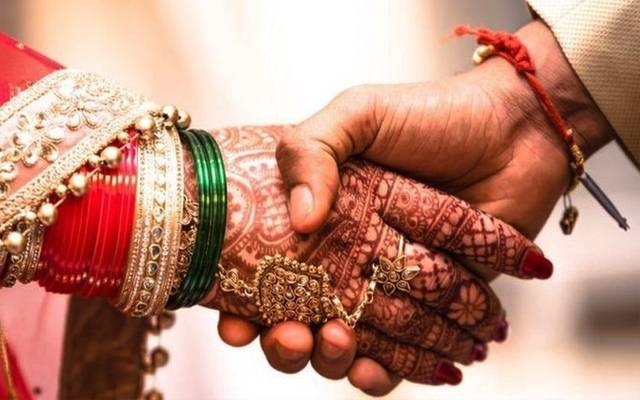 شادی کے 10 ماہ بعد شوہر عورت نکل آیا، بیوی نے کیا کیا؟