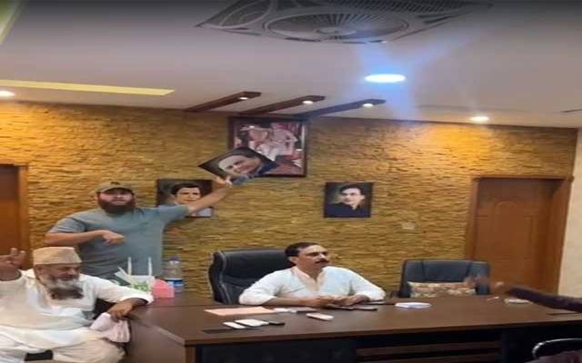  ق لیگ کارکنان نے سیکریٹریٹ سے چوہدری شجاعت کی تصاویر اتار دیں
