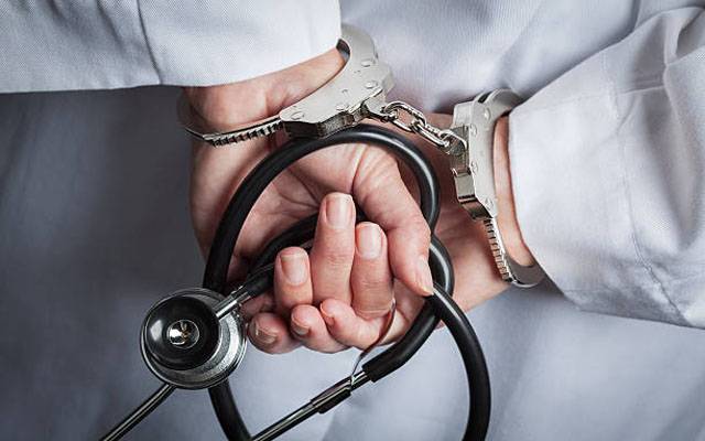 پاکستان سے گریجویٹ ڈاکٹرز اب امریکا میں کام نہیں کر سکیں گے؟