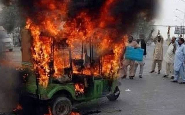 چالان کرنے پر ڈرائیور نے رکشہ اور موٹرسائیکل کو آگ لگادی 