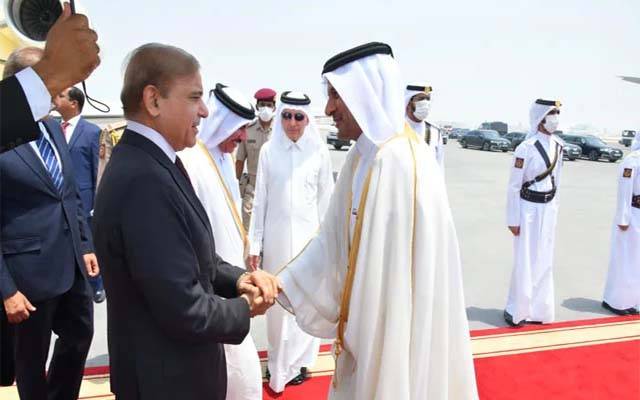 وزیرِ اعظم شہباز شریف 2 روزہ سرکاری دورے پر قطر پہنچ گئے
