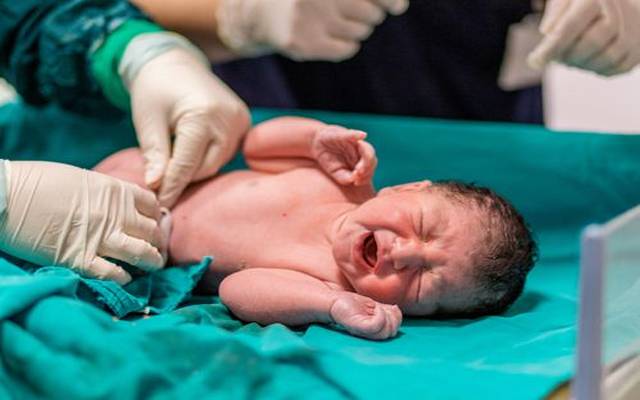 سیلاب سے بے گھر ہونے والی خاتون کے ہاں سڑک پر ہی بچے کی پیدائش 