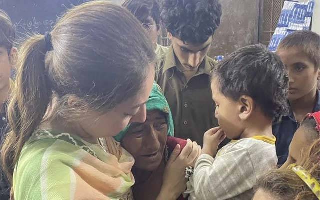 شرمیلا فاروقی کی سیلاب متاثرین کے ساتھ اظہار یکجہتی 