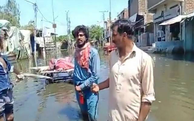 خیرپور میں لاش دفنانے کیلئے خشک جگہ ملنا مشکل ہوگیا، دردناک ویڈیو سامنے آگئی