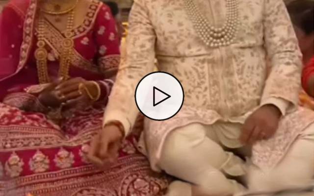 GROOM EATS RASGULLAS NOT-STOP ON STAGE