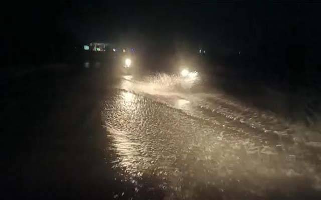 سیہون شریف: سیلابی پانی ہائی وے پر پہنچنے سے سڑک ٹریفک کیلئے بند کر دی گئی