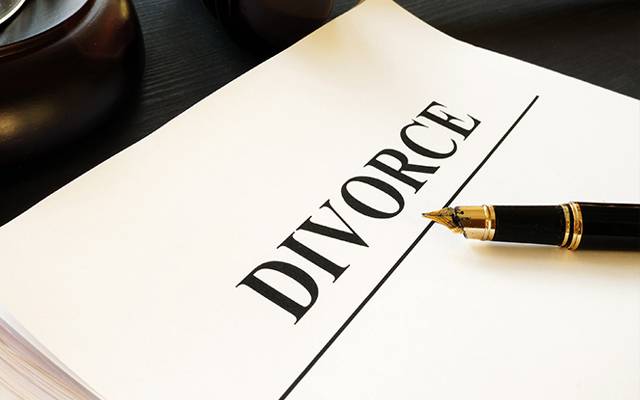 معروف گلوکار نے اپنی بیوی کو طلاق دے دی 