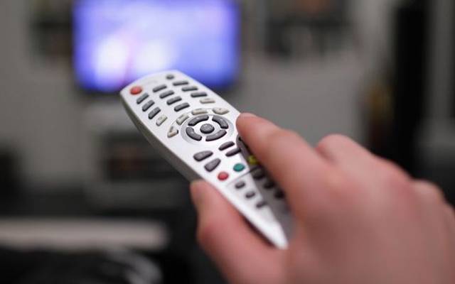 After turning off the TV, the daughter-in-law bit her mother-in-law's hand and slapped her husband too