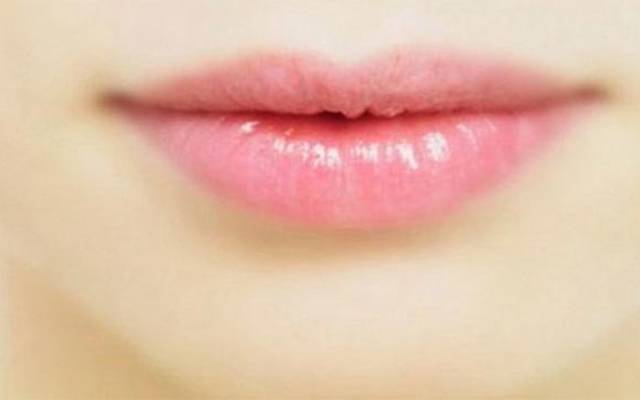 معروف اداکارہ نے ہونٹوں کو گلابی کرنے کا سستا اور آسان طریقہ بتا دیا