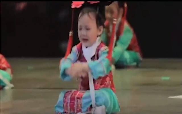 روتی ہوئی بچی کے ڈانس کرنے کی ویڈیو وائرل
