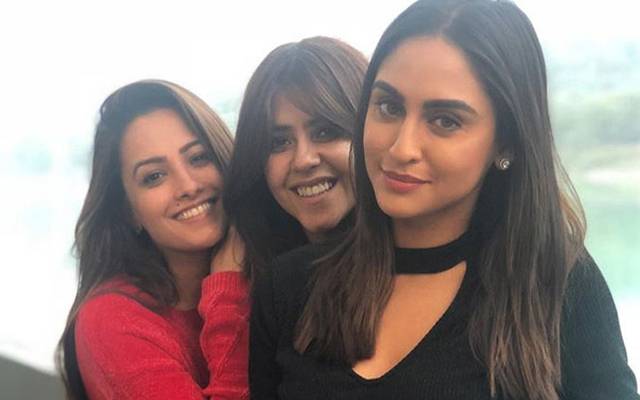 Ekta Kapoor, mom Shobha receive arrest warrant for web series