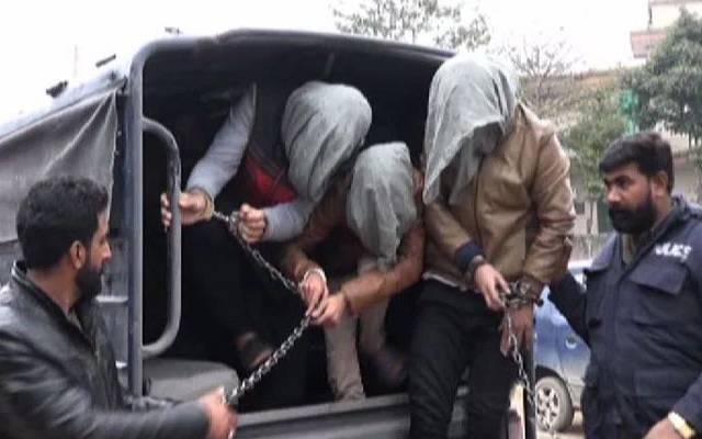 برقع پہن کر ڈکیتیاں کرنیوالے 5 ملزمان گرفتار