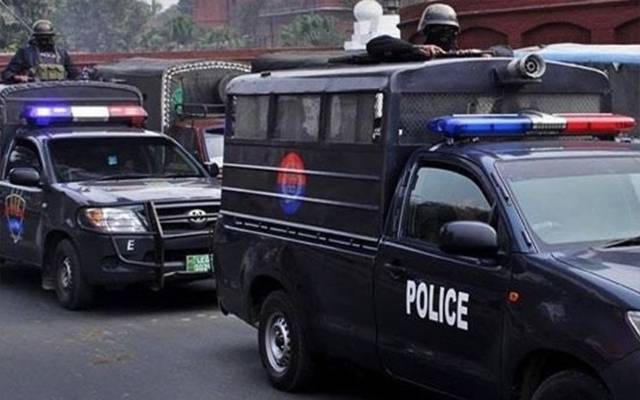 گٹکے کے گودام پر چھاپہ مارنے پر ملزمان نے پولیس ٹیم کو یرغمال بنالیا