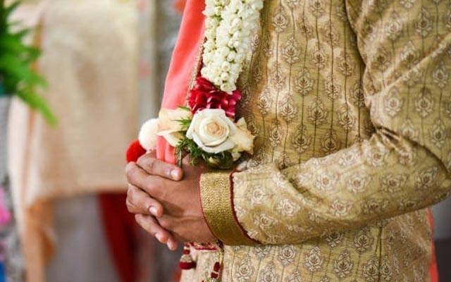Groom video viral, which he wore big garland 